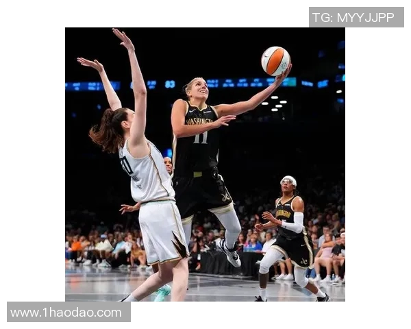 纽约自由人与太阳的激烈对决揭示WNBA季后赛的精彩瞬间与战术较量 纽约自由人与太阳的激烈对决揭示WNBA季后赛的精彩瞬间与战术较量